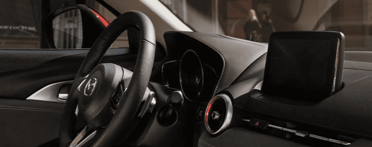 Tableau de bord et volant Mazda vue latérale 