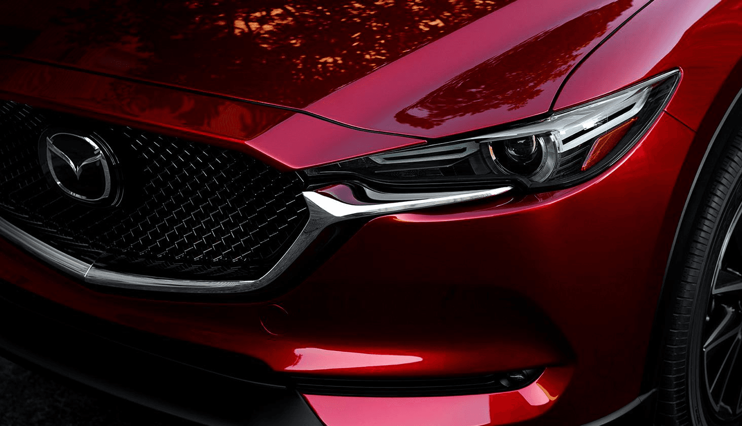 Phare d'un Mazda CX-5 2020 rouge