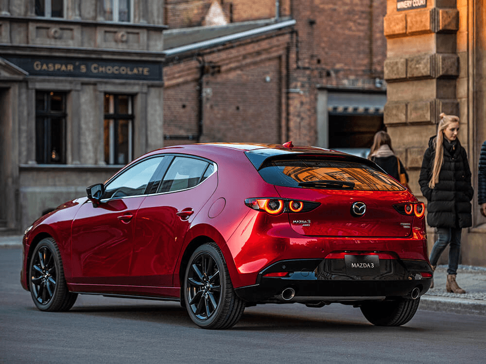 Vue 3/4 arrière du Mazda Mazda3 Sport 2025 en ville.