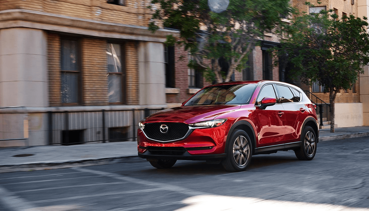 Mazda CX-5 2020 rouge, roulant en ville