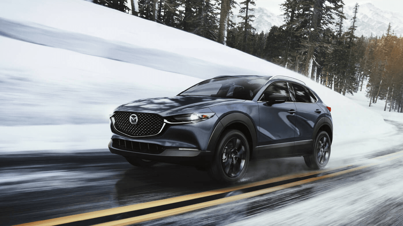 Vue avant de la Mazda CX-30 2024 sur route enneigé