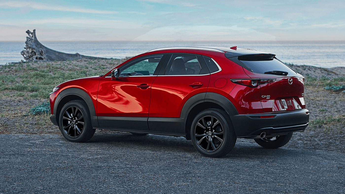 Vue arrière de la Mazda cx-30 2024 en arrêt sur le bord de mer