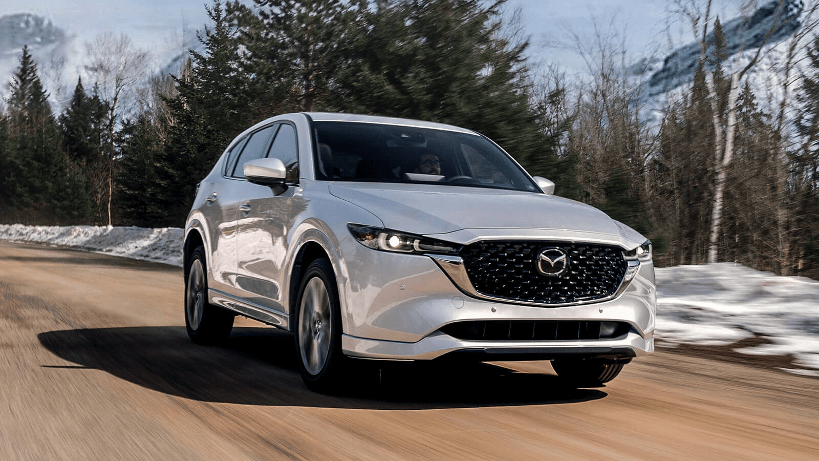Vue 3/4 avant du Mazda CX-5 2025 sur la route.