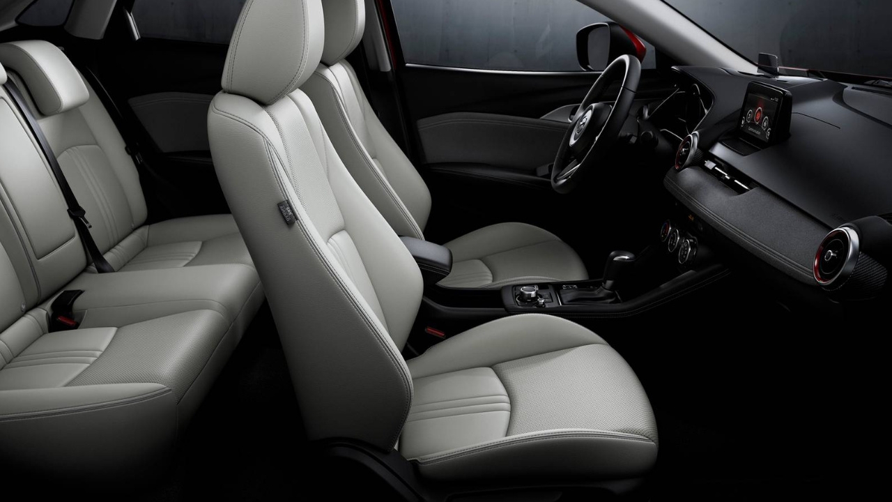 vue de l'habitacle d'une Mazda CX-3 2025