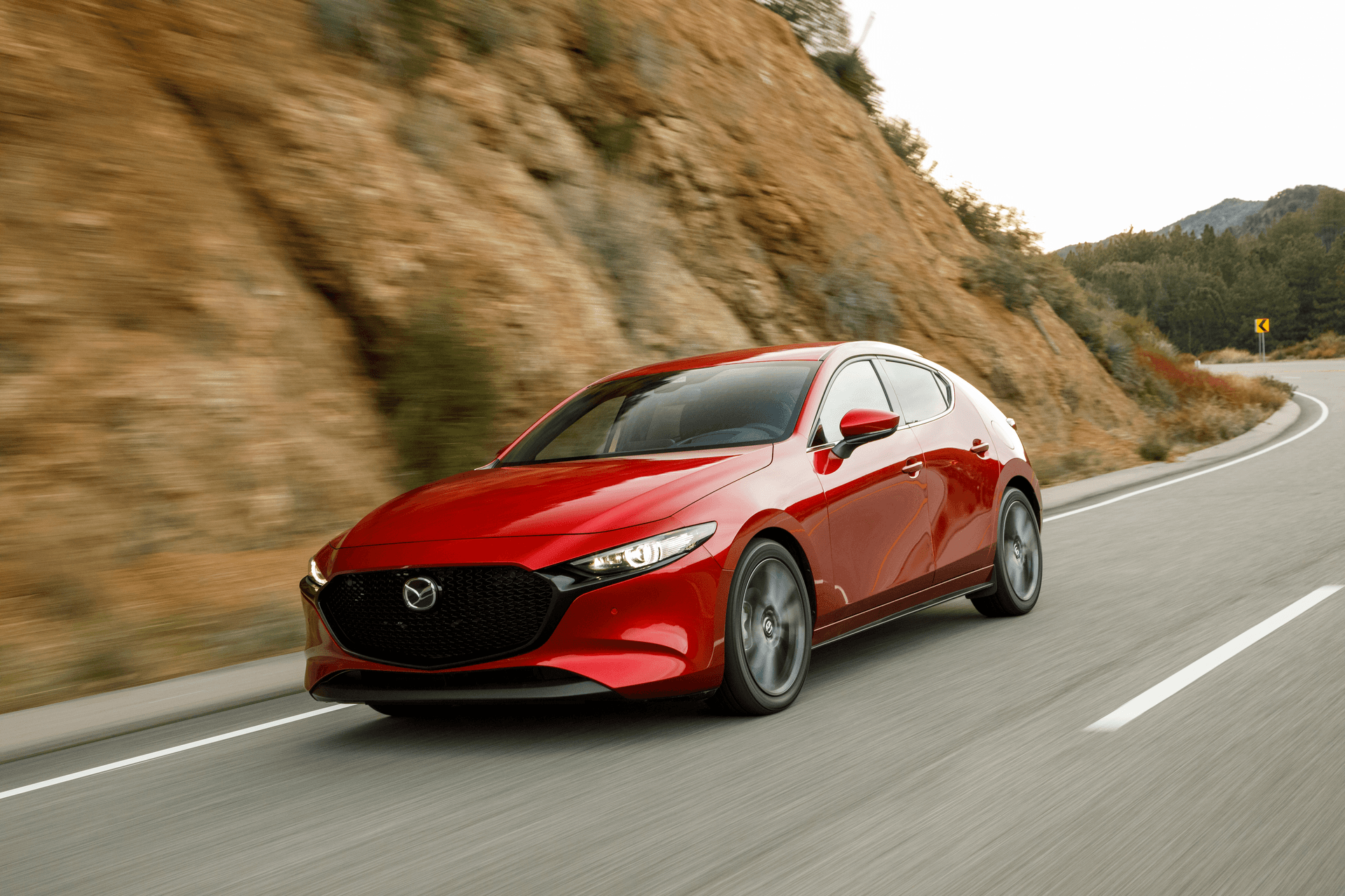Mazda3 Sport 2020 rouge sur la route