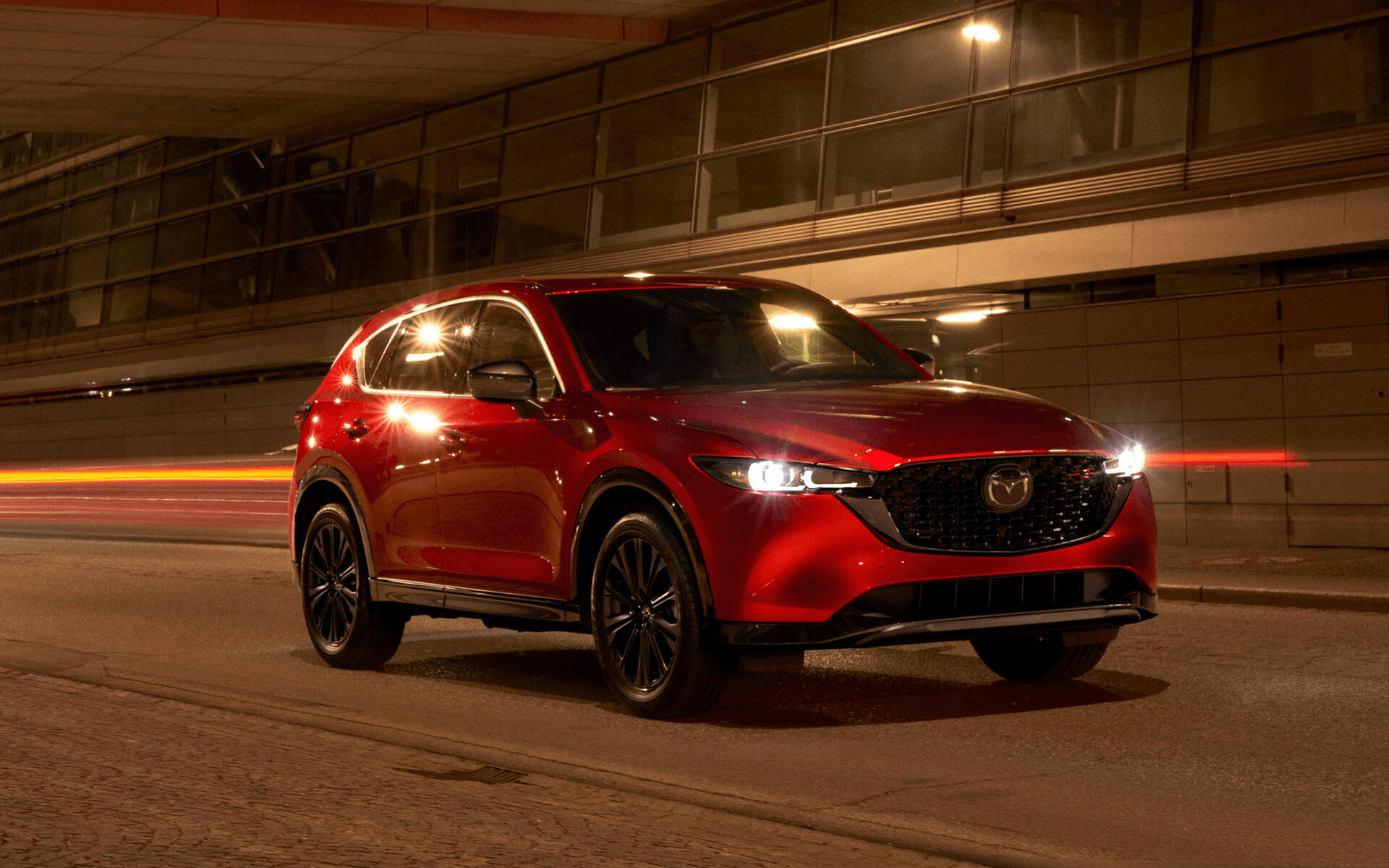 Vue 3/4 avant du Mazda CX-5 2025 sur la route.