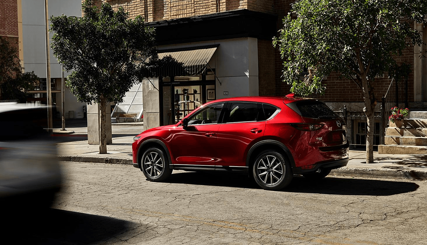 Mazda CX-5 2020 rouge, vu de côté, légèrement de dos