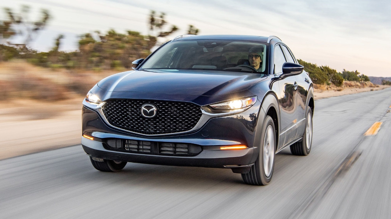 vue latérale avant d'une Mazda CX-30 2025