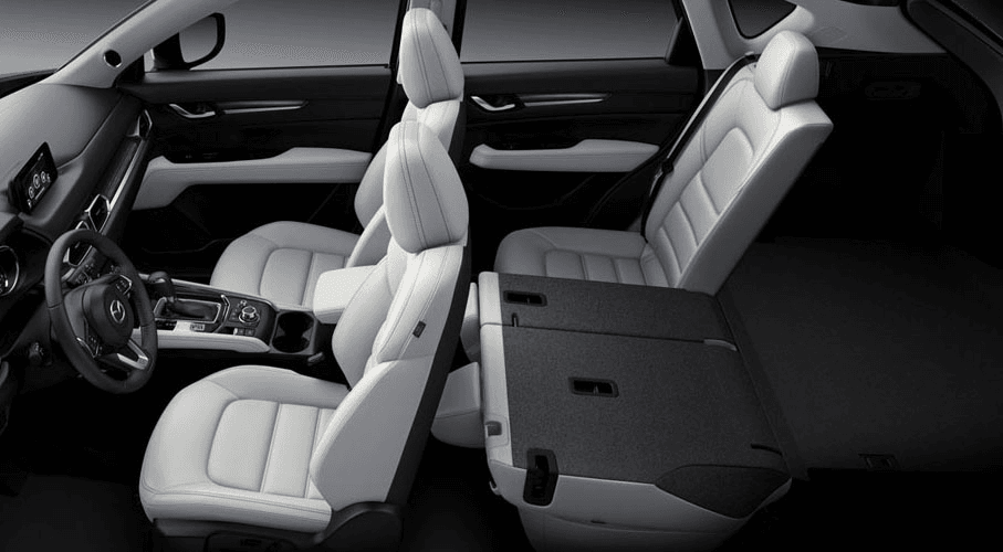 intérieur du Mazda CX-5 2020 vu en entier du côté gauche, avec les sièges arrières gauche et central rabattus