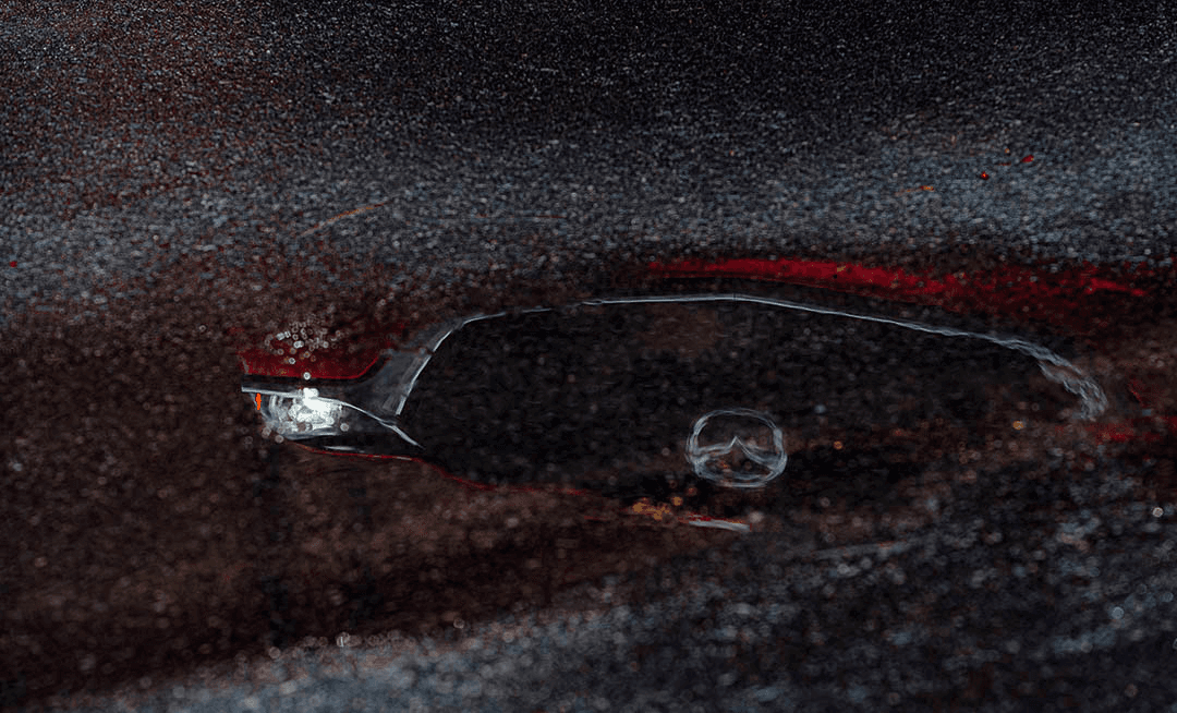 le reflet du Mazda cx 30 2021 dans une flaque d'eau