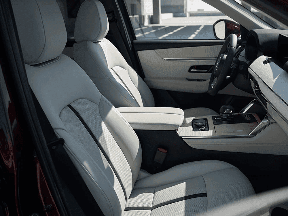 L'habitacle avant du Mazda CX-90 2025.