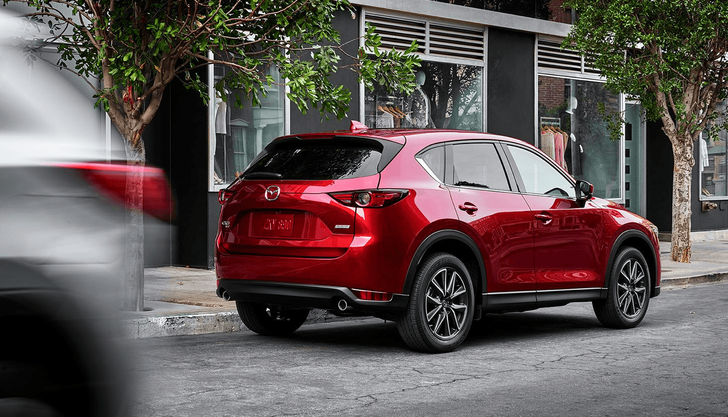 Mazda CX-5 2020 rouge, vu de côté, un peu de dos