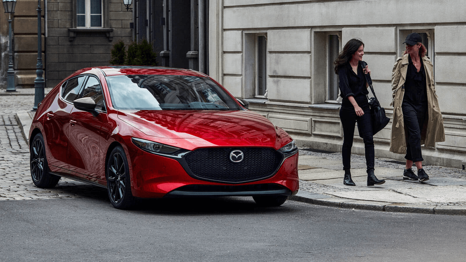 Le Mazda Mazda3 Sport 2025 en ville.