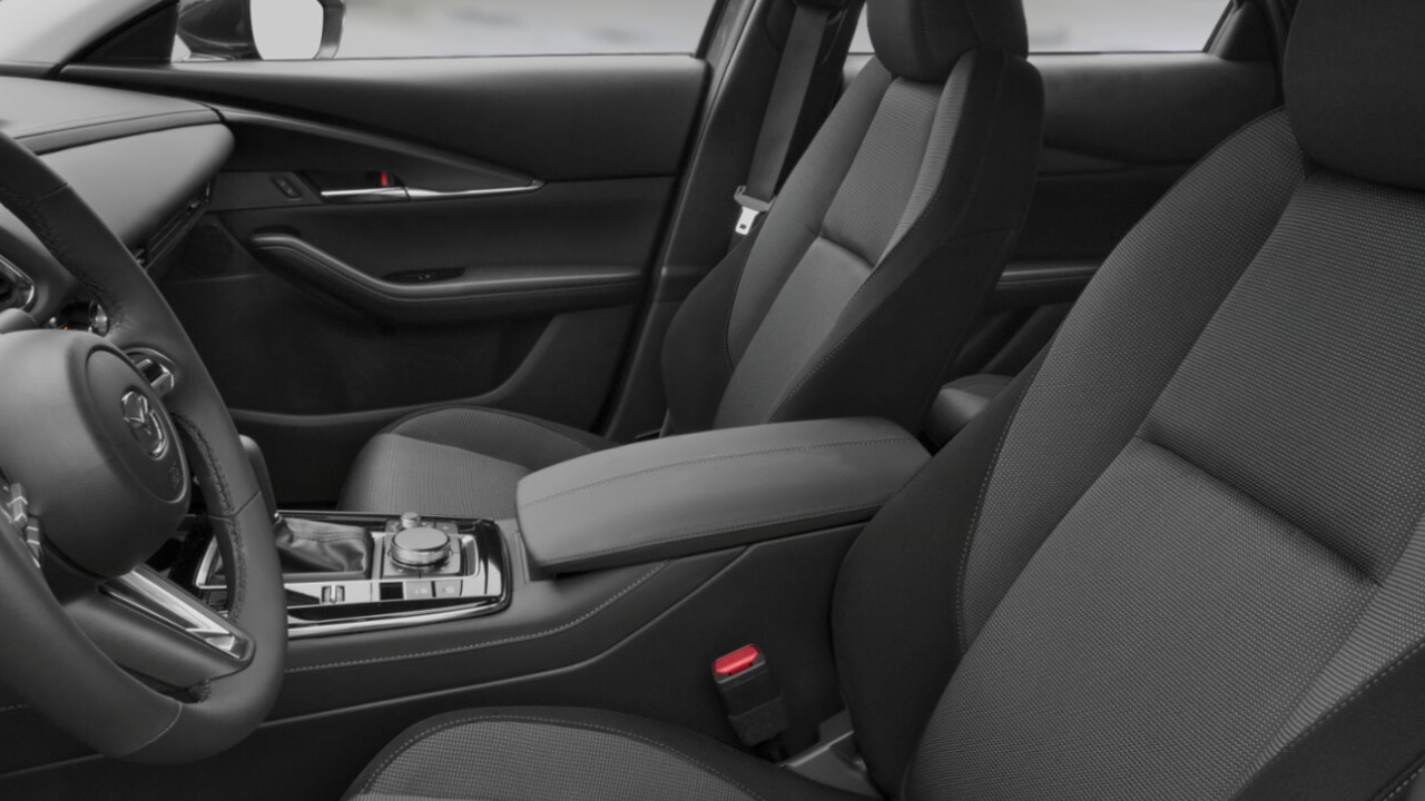 vue de l'habitacle d'une Mazda CX-30 2025