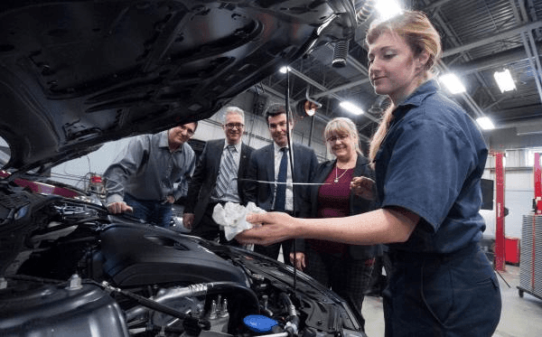 Une Mazda neuve pour apprendre la mécanique