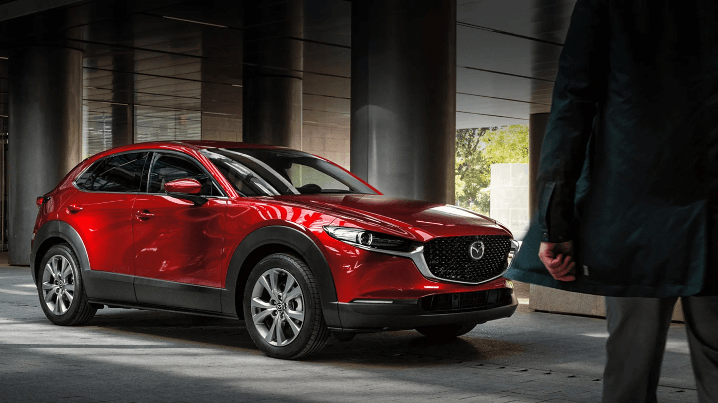 Vue latérale avant de la Mazda CX-30 2024 dans un stationnement sous-terrain