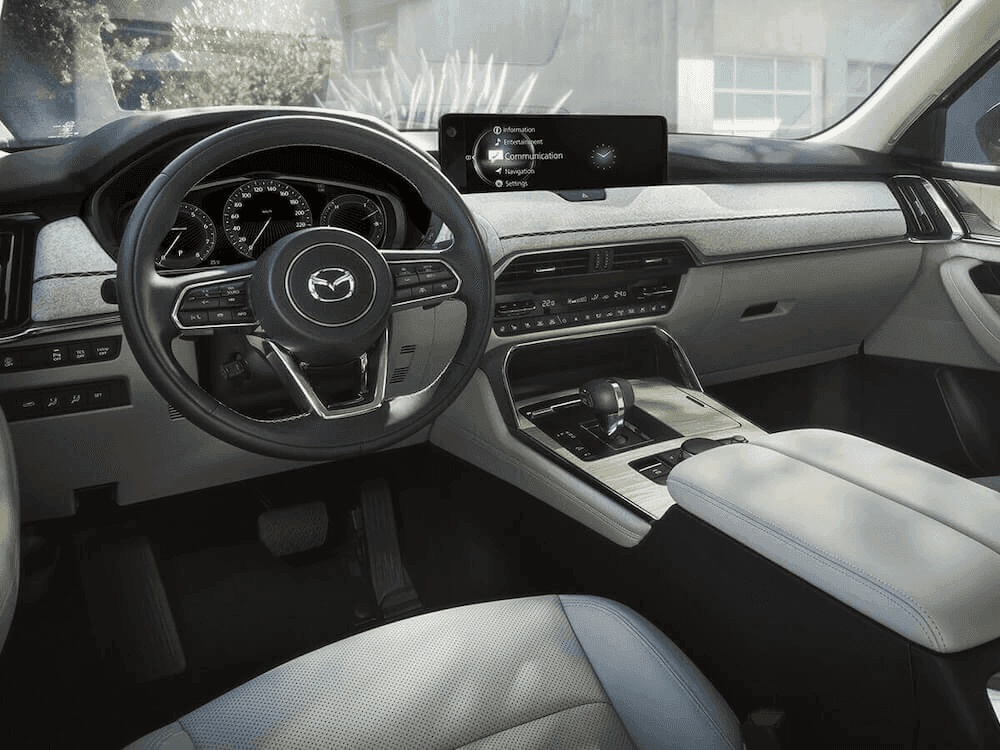 Vue de l'intérieur du Mazda CX-90 2025 et de sa technologie
